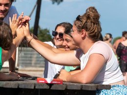 Camping Pas Cher vous présente avec son site Officiel campingpascher.fr, le Camping Club Navarrosse Plage 4* - MS VACANCES classé 4 étoiles, situé sur la commune de Biscarrosse dans le département Landes (Aquitaine) en France. Le camping Club Navarrosse Plage 4* - MS VACANCES, vous présente un hébergement de type lodge de 25 m² pour 4 personnes. Le camping Club Navarrosse Plage 4* - MS VACANCES vous propose du sam. 30 mai au sam. 06 juin 2026, en promotion à -25% pour 7 nuits à 242,25 € au lieu de 323,0 € soit une Économie de 80,75 €. Cette location propose 67 dates différentes pour réserver votre séjour. Découvrez également les 18 autres gammes d'hébergements du camping. Les Avis clients pour le Camping Club Navarrosse Plage 4* - MS VACANCES sont excellents avec une note moyenne de 8 sur 10. Lac, Piscine chauffée, Piscine extérieure, Animations familiales, Club ados, Club enfants, Aire de jeux enfants, Canoë-kayak, Centre équestre, Court de padel en extérieur, Golf, Paddle, Parcours sportif, Ping-pong, Pétanque, Salle de fitness, Ski nautique, Structure gonflable enfants, Surf, Terrain de beach-volley, Terrain multisports, kiteSurf, Bar, Snack/Bar, Épicerie,... En savoir plus : cliquez-ICI.