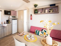 Camping Pas Cher vous présente avec son site Officiel campingpascher.fr, le Camping Club Navarrosse Plage 4* - MS VACANCES classé 4 étoiles, situé sur la commune de Biscarrosse dans le département Landes (Aquitaine) en France. Le camping Club Navarrosse Plage 4* - MS VACANCES, vous présente un hébergement de type mobil-home de 25 m² pour 4 personnes et télévision. Le camping Club Navarrosse Plage 4* - MS VACANCES vous propose du lundi 25 mai au lundi 01 juin 2026, en promotion à -25% pour 7 nuits à 237 € au lieu de 316,0 € soit une Économie de 79 €. Cette location propose 67 dates différentes pour réserver votre séjour. Découvrez également les 18 autres gammes d'hébergements du camping. Les Avis clients pour le Camping Club Navarrosse Plage 4* - MS VACANCES sont excellents avec une note moyenne de 8 sur 10. Lac, Piscine chauffée, Piscine extérieure, Animations familiales, Club ados, Club enfants, Aire de jeux enfants, Canoë-kayak, Centre équestre, Court de padel en extérieur, Golf, Paddle, Parcours sportif, Ping-pong, Pétanque, Salle de fitness, Ski nautique, Structure gonflable enfants, Surf, Terrain de beach-volley, Terrain multisports, kiteSurf, Bar, Snack/Bar, Épicerie,... En savoir plus : cliquez-ICI.