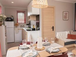 Camping Pas Cher vous présente avec son site Officiel campingpascher.fr, le Camping Club Navarrosse Plage 4* - MS VACANCES classé 4 étoiles, situé sur la commune de Biscarrosse dans le département Landes (Aquitaine) en France. Le camping Club Navarrosse Plage 4* - MS VACANCES, vous présente un hébergement de type mobil-home de 30 m² pour 4 personnes avec climatisation et télévision. Le camping Club Navarrosse Plage 4* - MS VACANCES vous propose du lundi 25 mai au lundi 01 juin 2026, en promotion à -25% pour 7 nuits à 390 € au lieu de 520,0 € soit une Économie de 130 €. Cette location propose 67 dates différentes pour réserver votre séjour. Découvrez également les 18 autres gammes d'hébergements du camping. Les Avis clients pour le Camping Club Navarrosse Plage 4* - MS VACANCES sont excellents avec une note moyenne de 8 sur 10. Lac, Piscine chauffée, Piscine extérieure, Animations familiales, Club ados, Club enfants, Aire de jeux enfants, Canoë-kayak, Centre équestre, Court de padel en extérieur, Golf, Paddle, Parcours sportif, Ping-pong, Pétanque, Salle de fitness, Ski nautique, Structure gonflable enfants, Surf, Terrain de beach-volley, Terrain multisports, kiteSurf, Bar, Snack/Bar, Épicerie,... En savoir plus : cliquez-ICI.