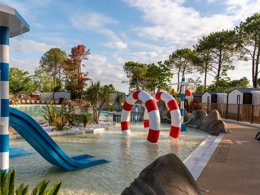 Camping Pas Cher vous présente avec son site Officiel campingpascher.fr, le Camping Club Navarrosse Plage 4* - MS VACANCES classé 4 étoiles, situé sur la commune de Biscarrosse dans le département Landes (Aquitaine) en France. Le camping Club Navarrosse Plage 4* - MS VACANCES, vous présente un hébergement de type mobil-home de 30 m² pour 4 personnes avec climatisation et télévision. Le camping Club Navarrosse Plage 4* - MS VACANCES vous propose du lundi 25 mai au lundi 01 juin 2026, en promotion à -25% pour 7 nuits à 390 € au lieu de 520,0 € soit une Économie de 130 €. Cette location propose 67 dates différentes pour réserver votre séjour. Découvrez également les 18 autres gammes d'hébergements du camping. Les Avis clients pour le Camping Club Navarrosse Plage 4* - MS VACANCES sont excellents avec une note moyenne de 8 sur 10. Lac, Piscine chauffée, Piscine extérieure, Animations familiales, Club ados, Club enfants, Aire de jeux enfants, Canoë-kayak, Centre équestre, Court de padel en extérieur, Golf, Paddle, Parcours sportif, Ping-pong, Pétanque, Salle de fitness, Ski nautique, Structure gonflable enfants, Surf, Terrain de beach-volley, Terrain multisports, kiteSurf, Bar, Snack/Bar, Épicerie,... En savoir plus : cliquez-ICI.