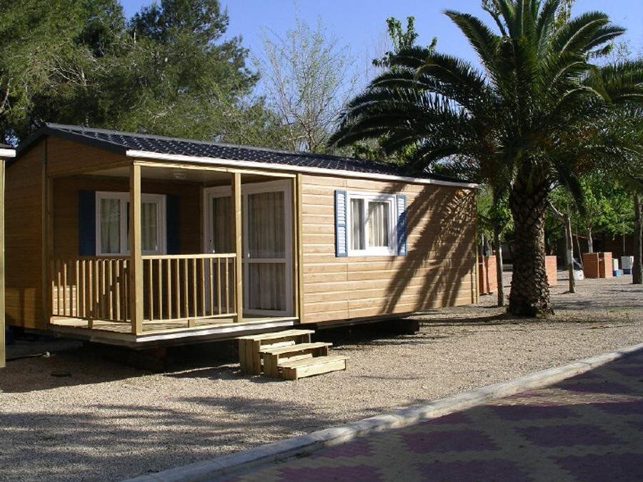 Camping Pas Cher vous présente avec son site Officiel campingpascher.fr, le Camping L'Alqueria classé 3 étoiles, situé sur la commune de Gandia dans le département Valence (Valencia) en Espagne. Le camping L'Alqueria, vous présente un hébergement de type chalet de 32 m² pour 2 personnes avec climatisation et télévision. Le camping L'Alqueria vous propose du lundi 02 novembre au lundi 09 novembre 2026 pour 7 nuits à 420€. Cette location propose 116 dates différentes pour réserver votre séjour. Découvrez également les 4 autres gammes d'hébergements du camping. Les Avis clients pour le Camping L'Alqueria sont excellents avec une note moyenne de 9 sur 10. Piscine chauffée, Piscine couverte, Club enfants, Aire de jeux enfants, Centre équestre, Ping-pong, Pétanque, Terrain de football, Bar, Snack/Bar, Supermarché, Épicerie,... En savoir plus : cliquez-ICI.
