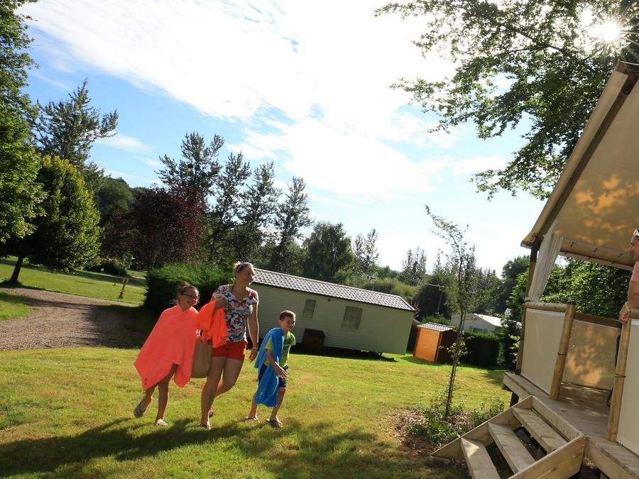 Camping Pas Cher vous présente avec son site Officiel campingpascher.fr, le Camping Paradis Le Coiroux classé 4 étoiles, situé sur la commune de Aubazine dans le département Corrèze (Limousin) en France. Le camping Paradis Le Coiroux, vous présente un hébergement de type tente en toile et bois de 25 m² pour 4 personnes. Le camping Paradis Le Coiroux vous propose du sam. 04 juillet au sam. 11 juillet 2026, en promotion à -18% pour 7 nuits à 259 € au lieu de 319,0 € soit une Économie de 60 €. Cette location propose 22 dates différentes pour réserver votre séjour. Découvrez également les 13 autres gammes d'hébergements du camping. Les Avis clients pour le Camping Paradis Le Coiroux sont excellents avec une note moyenne de 8 sur 10. Piscine chauffée, Piscine extérieure, Animation ados, Animations familiales, Club enfants, Aire de jeux enfants, Canoë-kayak, Centre équestre, Court de tennis, Golf, Ping-pong, Pétanque, Randonnée, Terrain multisports, Bar, Dépôt de pain, Plats à emporter, Restaurant, Snack/Bar, Épicerie,... En savoir plus : cliquez-ICI.