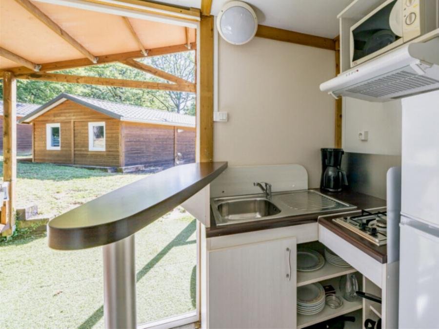 Camping Pas Cher vous présente avec son site Officiel campingpascher.fr, le Camping Paradis Le Coiroux classé 4 étoiles, situé sur la commune de Aubazine dans le département Corrèze (Limousin) en France. Le camping Paradis Le Coiroux vous propose un hébergement de type chalet de 25 m² pour 5 personnes. L'établissement vous propose 26 autres types d'hébergements. Découvrez tous nos séjours à petits prix dans la commune et aux alentours de Aubazine du département : Corrèze (Limousin). Les Avis clients pour le Camping Paradis Le Coiroux sont excellents avec une note moyenne de 8 sur 10. Piscine chauffée, Piscine extérieure, Animation ados, Animations familiales, Club enfants, Aire de jeux enfants, Canoë-kayak, Centre équestre, Court de tennis, Golf, Ping-pong, Pétanque, Randonnée, Terrain multisports, Bar, Dépôt de pain, Plats à emporter, Restaurant, Snack/Bar, Épicerie,... En savoir plus : cliquez-ICI.