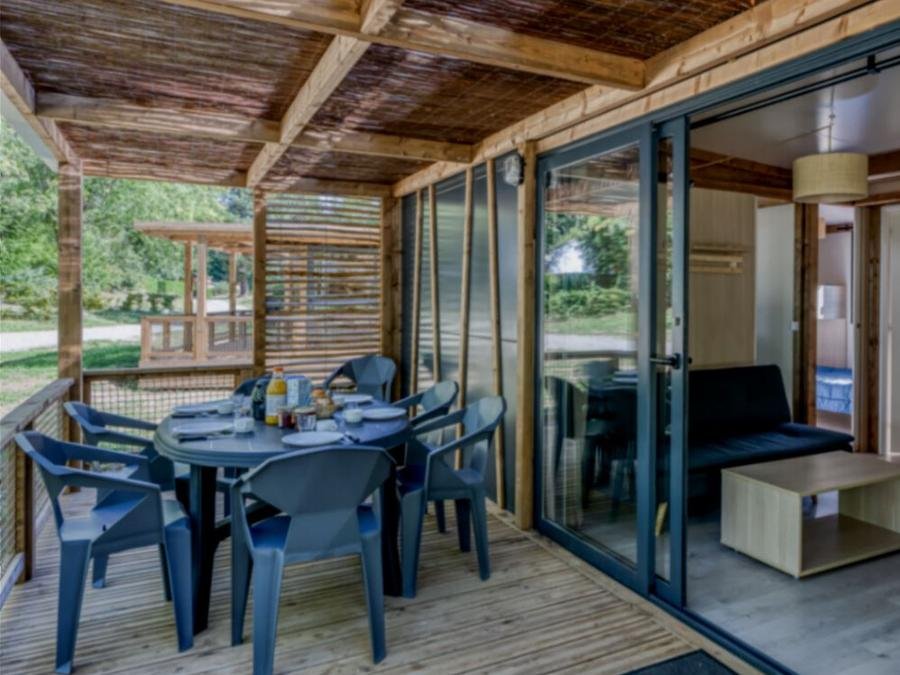 Camping Pas Cher vous présente avec son site Officiel campingpascher.fr, le Camping Paradis Le Coiroux classé 4 étoiles, situé sur la commune de Aubazine dans le département Corrèze (Limousin) en France. Le camping Paradis Le Coiroux vous propose un hébergement de type chalet de 35 m² pour 6 personnes avec climatisation (télévision). L'établissement vous propose 26 autres types d'hébergements. Découvrez tous nos séjours à petits prix dans la commune et aux alentours de Aubazine du département : Corrèze (Limousin). Les Avis clients pour le Camping Paradis Le Coiroux sont excellents avec une note moyenne de 8 sur 10. Piscine chauffée, Piscine extérieure, Animation ados, Animations familiales, Club enfants, Aire de jeux enfants, Canoë-kayak, Centre équestre, Court de tennis, Golf, Ping-pong, Pétanque, Randonnée, Terrain multisports, Bar, Dépôt de pain, Plats à emporter, Restaurant, Snack/Bar, Épicerie,... En savoir plus : cliquez-ICI.