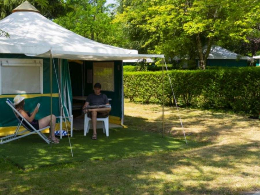 Camping Pas Cher vous présente avec son site Officiel campingpascher.fr, le Camping Paradis Le Coiroux classé 4 étoiles, situé sur la commune de Aubazine dans le département Corrèze (Limousin) en France. Le camping Paradis Le Coiroux, vous présente un hébergement de type bungalow toilé de 16 m². Le camping Paradis Le Coiroux vous propose du sam. 11 juillet au sam. 18 juillet 2026, en promotion à -10% pour 7 nuits à 249 € au lieu de 277,0 € soit une Économie de 28 €. Cette location propose 8 dates différentes pour réserver votre séjour. Découvrez également les 26 autres gammes d'hébergements du camping. Les Avis clients pour le Camping Paradis Le Coiroux sont excellents avec une note moyenne de 8 sur 10. Piscine chauffée, Piscine extérieure, Animation ados, Animations familiales, Club enfants, Aire de jeux enfants, Canoë-kayak, Centre équestre, Court de tennis, Golf, Ping-pong, Pétanque, Randonnée, Terrain multisports, Bar, Dépôt de pain, Plats à emporter, Restaurant, Snack/Bar, Épicerie,... En savoir plus : cliquez-ICI.