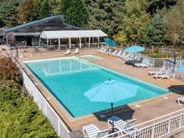 Camping Pas Cher vous présente avec son site Officiel campingpascher.fr, le Camping Paradis Le Coiroux classé 4 étoiles, situé sur la commune de Aubazine dans le département Corrèze (Limousin) en France. Le camping Paradis Le Coiroux vous propose un hébergement de type chalet de 25 m² pour 5 personnes. L'établissement vous propose 26 autres types d'hébergements. Découvrez tous nos séjours à petits prix dans la commune et aux alentours de Aubazine du département : Corrèze (Limousin). Les Avis clients pour le Camping Paradis Le Coiroux sont excellents avec une note moyenne de 8 sur 10. Piscine chauffée, Piscine extérieure, Animation ados, Animations familiales, Club enfants, Aire de jeux enfants, Canoë-kayak, Centre équestre, Court de tennis, Golf, Ping-pong, Pétanque, Randonnée, Terrain multisports, Bar, Dépôt de pain, Plats à emporter, Restaurant, Snack/Bar, Épicerie,... En savoir plus : cliquez-ICI.