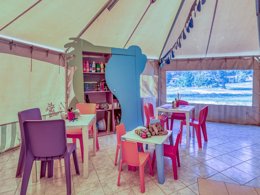 Camping Pas Cher vous présente avec son site Officiel campingpascher.fr, le Camping Paradis Le Coiroux classé 4 étoiles, situé sur la commune de Aubazine dans le département Corrèze (Limousin) en France. Le camping Paradis Le Coiroux, vous présente un hébergement de type tente en toile et bois de 25 m² pour 4 personnes. Le camping Paradis Le Coiroux vous propose du vendredi 12 juin au vendredi 19 juin 2026, en promotion à -11% pour 7 nuits à 169 € au lieu de 190,0 € soit une Économie de 21 €. Cette location propose 33 dates différentes pour réserver votre séjour. Découvrez également les 13 autres gammes d'hébergements du camping. Les Avis clients pour le Camping Paradis Le Coiroux sont excellents avec une note moyenne de 8 sur 10. Piscine chauffée, Piscine extérieure, Animation ados, Animations familiales, Club enfants, Aire de jeux enfants, Canoë-kayak, Centre équestre, Court de tennis, Golf, Ping-pong, Pétanque, Randonnée, Terrain multisports, Bar, Dépôt de pain, Plats à emporter, Restaurant, Snack/Bar, Épicerie,... En savoir plus : cliquez-ICI.