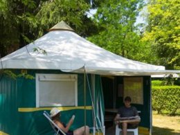 Camping Pas Cher vous présente avec son site Officiel campingpascher.fr, le Camping Paradis Le Coiroux classé 4 étoiles, situé sur la commune de Aubazine dans le département Corrèze (Limousin) en France. Le camping Paradis Le Coiroux, vous présente un hébergement de type bungalow toilé de 16 m². Le camping Paradis Le Coiroux vous propose du sam. 11 juillet au sam. 18 juillet 2026, en promotion à -10% pour 7 nuits à 249 € au lieu de 277,0 € soit une Économie de 28 €. Cette location propose 33 dates différentes pour réserver votre séjour. Découvrez également les 13 autres gammes d'hébergements du camping. Les Avis clients pour le Camping Paradis Le Coiroux sont excellents avec une note moyenne de 8 sur 10. Piscine chauffée, Piscine extérieure, Animation ados, Animations familiales, Club enfants, Aire de jeux enfants, Canoë-kayak, Centre équestre, Court de tennis, Golf, Ping-pong, Pétanque, Randonnée, Terrain multisports, Bar, Dépôt de pain, Plats à emporter, Restaurant, Snack/Bar, Épicerie,... En savoir plus : cliquez-ICI.