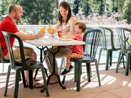 Camping Pas Cher vous présente avec son site Officiel campingpascher.fr, le Camping Paradis Le Coiroux classé 4 étoiles, situé sur la commune de Aubazine dans le département Corrèze (Limousin) en France. Le camping Paradis Le Coiroux, vous présente un hébergement de type mobil-home de 27 m² pour 4 personnes. Le camping Paradis Le Coiroux vous propose du dimanche 10 mai au dimanche 17 mai 2026, en promotion à -11% pour 7 nuits à 167 € au lieu de 188,0 € soit une Économie de 21 €. Cette location propose 96 dates différentes pour réserver votre séjour. Découvrez également les 13 autres gammes d'hébergements du camping. Les Avis clients pour le Camping Paradis Le Coiroux sont excellents avec une note moyenne de 8 sur 10. Piscine chauffée, Piscine extérieure, Animation ados, Animations familiales, Club enfants, Aire de jeux enfants, Canoë-kayak, Centre équestre, Court de tennis, Golf, Ping-pong, Pétanque, Randonnée, Terrain multisports, Bar, Dépôt de pain, Plats à emporter, Restaurant, Snack/Bar, Épicerie,... En savoir plus : cliquez-ICI.