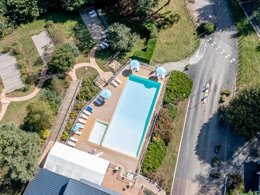 Camping Pas Cher vous présente avec son site Officiel campingpascher.fr, le Camping Paradis Le Coiroux classé 4 étoiles, situé sur la commune de Aubazine dans le département Corrèze (Limousin) en France. Le camping Paradis Le Coiroux, vous présente un hébergement de type mobil-home de 32 m² pour 4 personnes. Le camping Paradis Le Coiroux vous propose du lundi 11 mai au lundi 18 mai 2026, en promotion à -10% pour 7 nuits à 174 € au lieu de 194,0 € soit une Économie de 20 €. Cette location propose 96 dates différentes pour réserver votre séjour. Découvrez également les 13 autres gammes d'hébergements du camping. Les Avis clients pour le Camping Paradis Le Coiroux sont excellents avec une note moyenne de 8 sur 10. Piscine chauffée, Piscine extérieure, Animation ados, Animations familiales, Club enfants, Aire de jeux enfants, Canoë-kayak, Centre équestre, Court de tennis, Golf, Ping-pong, Pétanque, Randonnée, Terrain multisports, Bar, Dépôt de pain, Plats à emporter, Restaurant, Snack/Bar, Épicerie,... En savoir plus : cliquez-ICI.