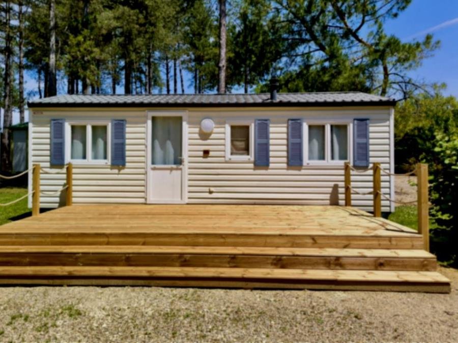 Camping Pas Cher vous présente avec son site Officiel campingpascher.fr, le Camping Le Pardaillan classé 3 étoiles, situé sur la commune de Gondrin dans le département Gers (Midi Pyrénées) en France. Le camping Le Pardaillan vous propose un hébergement de type mobil-home. L'établissement vous propose 7 autres types d'hébergements. Découvrez tous nos séjours à petits prix dans la commune et aux alentours de Gondrin du département : Gers (Midi Pyrénées). Les Avis clients pour le Camping Le Pardaillan sont excellents avec une note moyenne de 9 sur 10. Lac, Lagon, Piscine extérieure, Animations familiales, Club enfants, Aire de jeux enfants, Baby-foot, Centre équestre, Court de tennis, Golf, Ping-pong, Piscine, Pétanque, Salle de jeux vidéo, Sports nautiques, Terrain multisports, Trampoline, Bar, Bureau de tabac, Dépôt de pain, Pizzeria, Plats à emporter, Restaurant, Épicerie,... En savoir plus : cliquez-ICI.