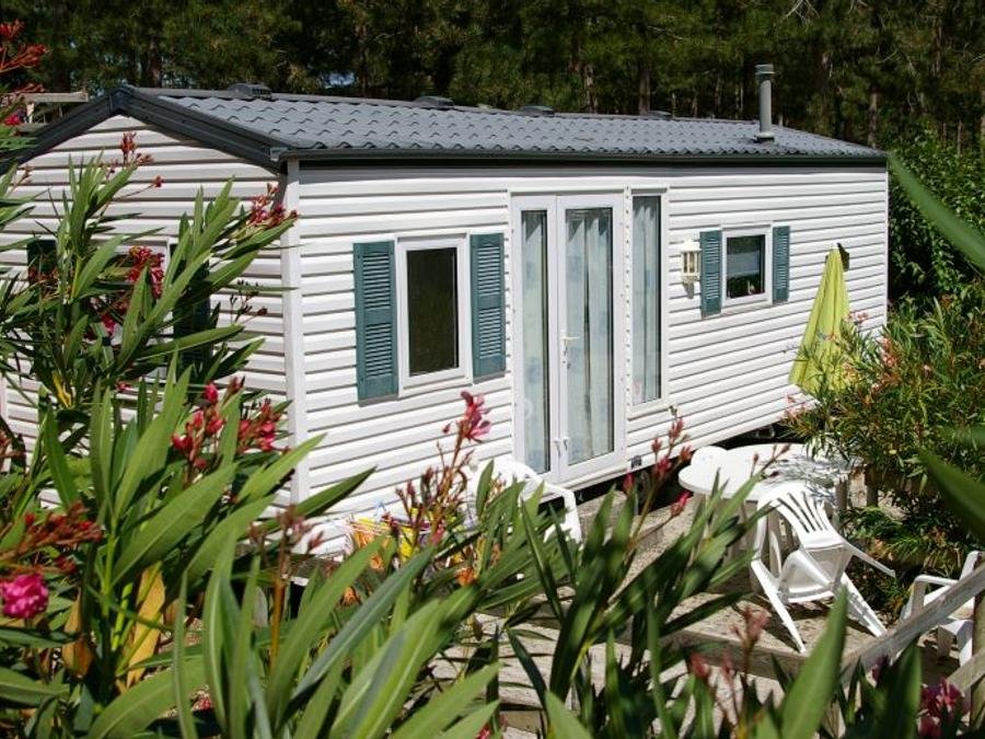 Camping Pas Cher vous présente avec son site Officiel campingpascher.fr, le Camping Le Pardaillan classé 3 étoiles, situé sur la commune de Gondrin dans le département Gers (Midi Pyrénées) en France. Le camping Le Pardaillan, vous présente un hébergement de type mobil-home de 24 m². Le camping Le Pardaillan vous proposeun séjour PAS CHER avec une REMISEdu sam. 27 juin au sam. 04 juillet 2026, en promotion à -46% pour 7 nuits à 239 € au lieu de 450,0 € soit une Économie de 211 €. Cette location propose 10 dates différentes pour réserver votre séjour. Découvrez également les 6 autres gammes d'hébergements du camping. Les Avis clients pour le Camping Le Pardaillan sont excellents avec une note moyenne de 9 sur 10. Lac, Lagon, Piscine extérieure, Animations familiales, Club enfants, Aire de jeux enfants, Baby-foot, Centre équestre, Court de tennis, Golf, Ping-pong, Piscine, Pétanque, Salle de jeux vidéo, Terrain multisports, Bar, Bureau de tabac, Pizzeria, Plats à emporter, Restaurant, Épicerie,... En savoir plus : cliquez-ICI.