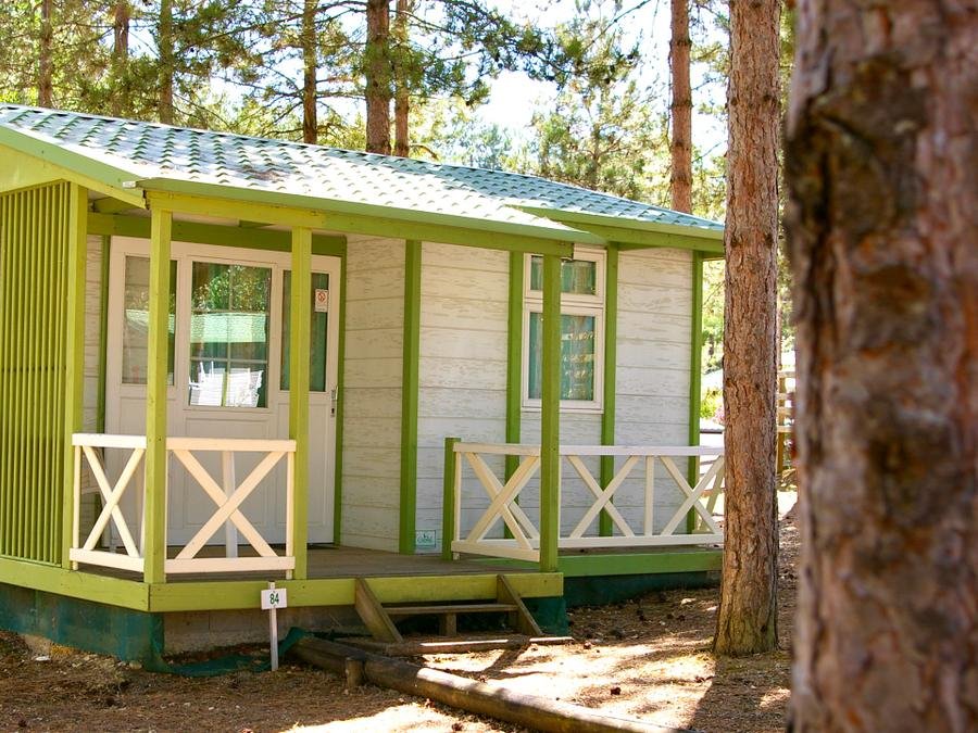 Camping Pas Cher vous présente avec son site Officiel campingpascher.fr, le Camping Le Pardaillan classé 3 étoiles, situé sur la commune de Gondrin dans le département Gers (Midi Pyrénées) en France. Le camping Le Pardaillan, vous présente un hébergement de type chalet de 24 m². Le camping Le Pardaillan vous proposeun séjour PAS CHER avec une REMISEdu sam. 12 septembre au sam. 19 septembre 2026, en promotion à -46% pour 7 nuits à 299 € au lieu de 560,0 € soit une Économie de 261 €. Cette location propose 11 dates différentes pour réserver votre séjour. Découvrez également les 6 autres gammes d'hébergements du camping. Les Avis clients pour le Camping Le Pardaillan sont excellents avec une note moyenne de 9 sur 10. Lac, Lagon, Piscine extérieure, Animations familiales, Club enfants, Aire de jeux enfants, Baby-foot, Centre équestre, Court de tennis, Golf, Ping-pong, Piscine, Pétanque, Salle de jeux vidéo, Terrain multisports, Bar, Bureau de tabac, Pizzeria, Plats à emporter, Restaurant, Épicerie,... En savoir plus : cliquez-ICI.