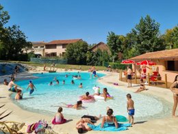 Camping Pas Cher vous présente avec son site Officiel campingpascher.fr, le Camping Le Pardaillan classé 3 étoiles, situé sur la commune de Gondrin dans le département Gers (Midi Pyrénées) en France. Le camping Le Pardaillan, vous présente un hébergement de type mobil-home de 24 m². Le camping Le Pardaillan vous proposeun séjour PAS CHER avec une REMISEdu sam. 27 juin au sam. 04 juillet 2026, en promotion à -46% pour 7 nuits à 239 € au lieu de 450,0 € soit une Économie de 211 €. Cette location propose 10 dates différentes pour réserver votre séjour. Découvrez également les 6 autres gammes d'hébergements du camping. Les Avis clients pour le Camping Le Pardaillan sont excellents avec une note moyenne de 9 sur 10. Lac, Lagon, Piscine extérieure, Animations familiales, Club enfants, Aire de jeux enfants, Baby-foot, Centre équestre, Court de tennis, Golf, Ping-pong, Piscine, Pétanque, Salle de jeux vidéo, Terrain multisports, Bar, Bureau de tabac, Pizzeria, Plats à emporter, Restaurant, Épicerie,... En savoir plus : cliquez-ICI.