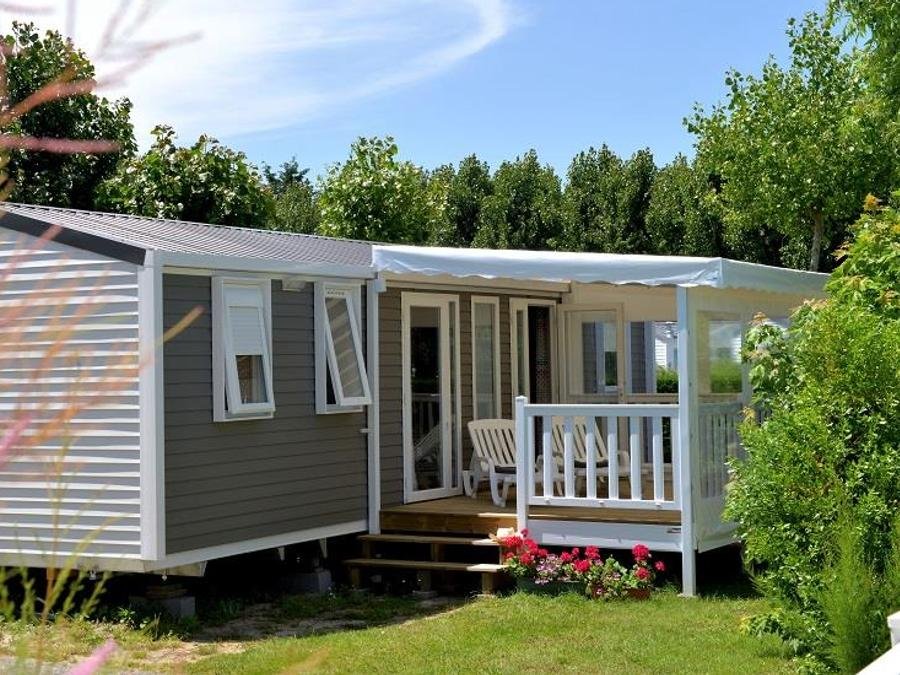 Camping Pas Cher vous présente avec son site Officiel campingpascher.fr, le Camping Sunêlia Les Places Dorées classé 5 étoiles, situé sur la commune de Saint Jean De Monts dans le département Vendée (Pays De La Loire) en France. Le camping Sunêlia Les Places Dorées, vous présente un hébergement de type mobil-home de 36 m² et télévision. Le camping Sunêlia Les Places Dorées vous propose du dimanche 07 juin au dimanche 14 juin 2026, en promotion à -28% pour 7 nuits à 455 € au lieu de 637,0 € soit une Économie de 182 €. Cette location propose 32 dates différentes pour réserver votre séjour. Découvrez également les 22 autres gammes d'hébergements du camping. Les Avis clients pour le Camping Sunêlia Les Places Dorées sont excellents avec une note moyenne de 8 sur 10. Parc aquatique, Piscine couverte, Piscine extérieure, Animations familiales, Club ados, Club enfants, Aire de jeux enfants, Baby-foot, Centre équestre, Court de tennis, Cyclisme, Golf, Jet-ski, Paddle, Ping-pong, Piscine, Pétanque, Randonnée, Salle de fitness, Sports nautiques, Terrain de beach-volley, Terrain multisports, Bar, Bureau de tabac, Dépôt de pain, Plats à emporter, Restaurant, Snack/Bar, Station-service, Supermarché, Épicerie,... En savoir plus : cliquez-ICI.