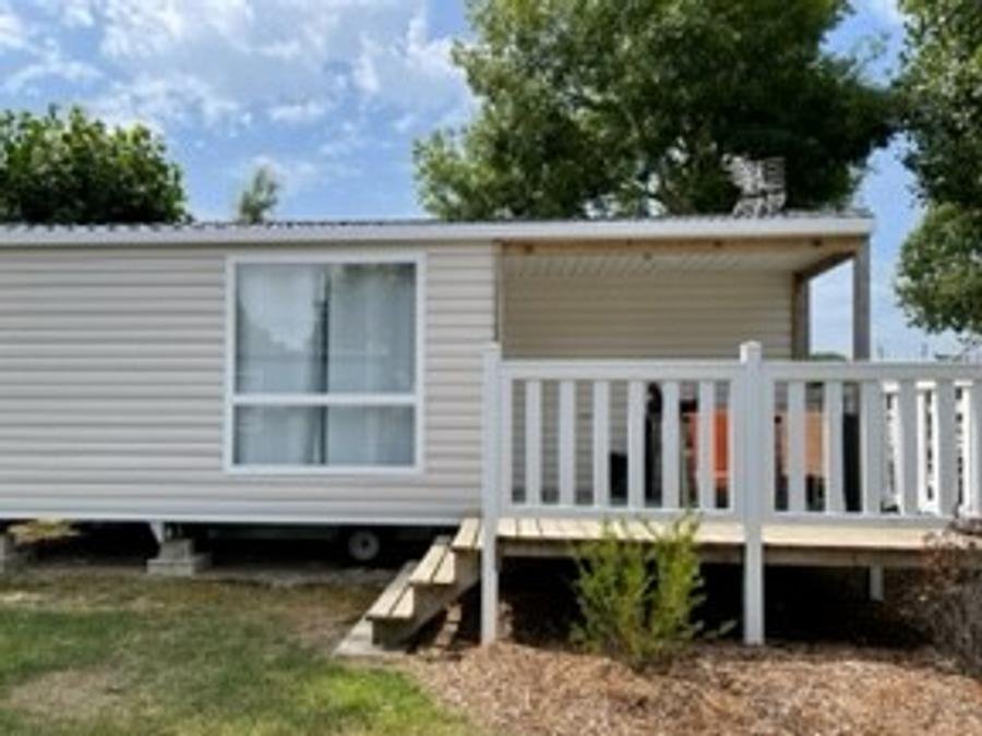 Camping Pas Cher vous présente avec son site Officiel campingpascher.fr, le Camping Sunêlia Les Places Dorées classé 5 étoiles, situé sur la commune de Saint Jean De Monts dans le département Vendée (Pays De La Loire) en France. Le camping Sunêlia Les Places Dorées, vous présente un hébergement de type mobil-home de 20 m² et télévision. Le camping Sunêlia Les Places Dorées vous propose du dimanche 07 juin au dimanche 14 juin 2026, en promotion à -28% pour 7 nuits à 210 € au lieu de 294,0 € soit une Économie de 84 €. Cette location propose 16 dates différentes pour réserver votre séjour. Découvrez également les 22 autres gammes d'hébergements du camping. Les Avis clients pour le Camping Sunêlia Les Places Dorées sont excellents avec une note moyenne de 8 sur 10. Parc aquatique, Piscine couverte, Piscine extérieure, Animations familiales, Club ados, Club enfants, Aire de jeux enfants, Baby-foot, Centre équestre, Court de tennis, Cyclisme, Golf, Jet-ski, Paddle, Ping-pong, Piscine, Pétanque, Randonnée, Salle de fitness, Sports nautiques, Terrain de beach-volley, Terrain multisports, Bar, Bureau de tabac, Dépôt de pain, Plats à emporter, Restaurant, Snack/Bar, Station-service, Supermarché, Épicerie,... En savoir plus : cliquez-ICI.