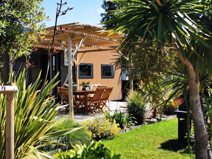 Camping Pas Cher vous présente avec son site Officiel campingpascher.fr, le Camping Sunêlia Les Places Dorées classé 5 étoiles, situé sur la commune de Saint Jean De Monts dans le département Vendée (Pays De La Loire) en France. Le camping Sunêlia Les Places Dorées vous propose un hébergement de type mobil-home de 40 m² (télévision). L'établissement vous propose 22 autres types d'hébergements. Découvrez tous nos séjours à petits prix dans la commune et aux alentours de Saint Jean De Monts du département : Vendée (Pays De La Loire). Les Avis clients pour le Camping Sunêlia Les Places Dorées sont excellents avec une note moyenne de 8 sur 10. Parc aquatique, Piscine couverte, Piscine extérieure, Animations familiales, Club ados, Club enfants, Aire de jeux enfants, Baby-foot, Centre équestre, Court de tennis, Cyclisme, Golf, Jet-ski, Paddle, Ping-pong, Piscine, Pétanque, Randonnée, Salle de fitness, Sports nautiques, Terrain de beach-volley, Terrain multisports, Bar, Bureau de tabac, Dépôt de pain, Plats à emporter, Restaurant, Snack/Bar, Station-service, Supermarché, Épicerie,... En savoir plus : cliquez-ICI.