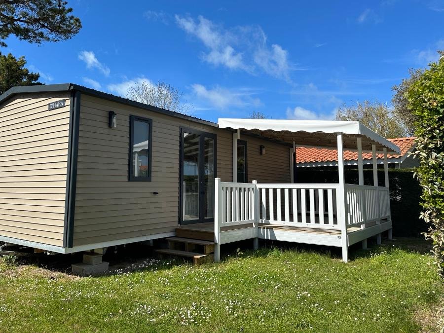 Camping Pas Cher vous présente avec son site Officiel campingpascher.fr, le Camping Sunêlia Les Places Dorées classé 5 étoiles, situé sur la commune de Saint Jean De Monts dans le département Vendée (Pays De La Loire) en France. Le camping Sunêlia Les Places Dorées, vous présente un hébergement de type mobil-home de 35 m² et télévision. Le camping Sunêlia Les Places Dorées vous propose du vendredi 12 juin au vendredi 19 juin 2026, en promotion à -28% pour 7 nuits à 385 € au lieu de 539,0 € soit une Économie de 154 €. Cette location propose 30 dates différentes pour réserver votre séjour. Découvrez également les 22 autres gammes d'hébergements du camping. Les Avis clients pour le Camping Sunêlia Les Places Dorées sont excellents avec une note moyenne de 8 sur 10. Parc aquatique, Piscine couverte, Piscine extérieure, Animations familiales, Club ados, Club enfants, Aire de jeux enfants, Baby-foot, Centre équestre, Court de tennis, Cyclisme, Golf, Jet-ski, Paddle, Ping-pong, Piscine, Pétanque, Randonnée, Salle de fitness, Sports nautiques, Terrain de beach-volley, Terrain multisports, Bar, Bureau de tabac, Dépôt de pain, Plats à emporter, Restaurant, Snack/Bar, Station-service, Supermarché, Épicerie,... En savoir plus : cliquez-ICI.