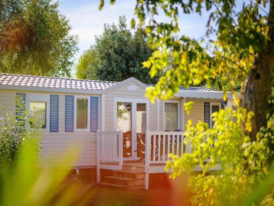 Camping Pas Cher vous présente avec son site Officiel campingpascher.fr, le Camping Sunêlia Les Places Dorées classé 5 étoiles, situé sur la commune de Saint Jean De Monts dans le département Vendée (Pays De La Loire) en France. Le camping Sunêlia Les Places Dorées vous propose un hébergement de type mobil-home de 36 m² pour 6 personnes (télévision). L'établissement vous propose 22 autres types d'hébergements. Découvrez tous nos séjours à petits prix dans la commune et aux alentours de Saint Jean De Monts du département : Vendée (Pays De La Loire). Les Avis clients pour le Camping Sunêlia Les Places Dorées sont excellents avec une note moyenne de 8 sur 10. Parc aquatique, Piscine couverte, Piscine extérieure, Animations familiales, Club ados, Club enfants, Aire de jeux enfants, Baby-foot, Centre équestre, Court de tennis, Cyclisme, Golf, Jet-ski, Paddle, Ping-pong, Piscine, Pétanque, Randonnée, Salle de fitness, Sports nautiques, Terrain de beach-volley, Terrain multisports, Bar, Bureau de tabac, Dépôt de pain, Plats à emporter, Restaurant, Snack/Bar, Station-service, Supermarché, Épicerie,... En savoir plus : cliquez-ICI.