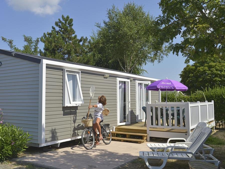Camping Pas Cher vous présente avec son site Officiel campingpascher.fr, le Camping Sunêlia Les Places Dorées classé 5 étoiles, situé sur la commune de Saint Jean De Monts dans le département Vendée (Pays De La Loire) en France. Le camping Sunêlia Les Places Dorées, vous présente un hébergement de type mobil-home de 35 m² pour 6 personnes et télévision. Le camping Sunêlia Les Places Dorées vous propose du dimanche 07 juin au dimanche 14 juin 2026, en promotion à -28% pour 7 nuits à 350 € au lieu de 490,0 € soit une Économie de 140 €. Cette location propose 32 dates différentes pour réserver votre séjour. Découvrez également les 22 autres gammes d'hébergements du camping. Les Avis clients pour le Camping Sunêlia Les Places Dorées sont excellents avec une note moyenne de 8 sur 10. Parc aquatique, Piscine couverte, Piscine extérieure, Animations familiales, Club ados, Club enfants, Aire de jeux enfants, Baby-foot, Centre équestre, Court de tennis, Cyclisme, Golf, Jet-ski, Paddle, Ping-pong, Piscine, Pétanque, Randonnée, Salle de fitness, Sports nautiques, Terrain de beach-volley, Terrain multisports, Bar, Bureau de tabac, Dépôt de pain, Plats à emporter, Restaurant, Snack/Bar, Station-service, Supermarché, Épicerie,... En savoir plus : cliquez-ICI.