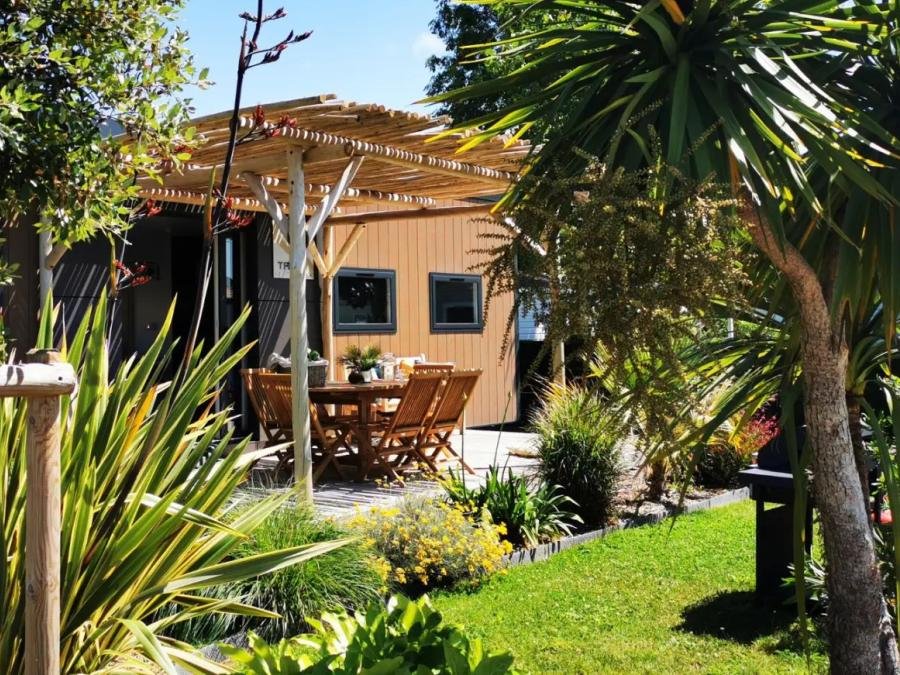 Camping Pas Cher vous présente avec son site Officiel campingpascher.fr, le Camping Sunêlia Les Places Dorées classé 5 étoiles, situé sur la commune de Saint Jean De Monts dans le département Vendée (Pays De La Loire) en France. Le camping Sunêlia Les Places Dorées, vous présente un hébergement de type mobil-home de 40 m² pour 6 personnes et télévision. Le camping Sunêlia Les Places Dorées vous propose du dimanche 30 août au dimanche 06 septembre 2026, en promotion à -28% pour 7 nuits à 525 € au lieu de 735,0 € soit une Économie de 210 €. Cette location propose 32 dates différentes pour réserver votre séjour. Découvrez également les 22 autres gammes d'hébergements du camping. Les Avis clients pour le Camping Sunêlia Les Places Dorées sont excellents avec une note moyenne de 8 sur 10. Parc aquatique, Piscine couverte, Piscine extérieure, Animations familiales, Club ados, Club enfants, Aire de jeux enfants, Baby-foot, Centre équestre, Court de tennis, Cyclisme, Golf, Jet-ski, Paddle, Ping-pong, Piscine, Pétanque, Randonnée, Salle de fitness, Sports nautiques, Terrain de beach-volley, Terrain multisports, Bar, Bureau de tabac, Dépôt de pain, Plats à emporter, Restaurant, Snack/Bar, Station-service, Supermarché, Épicerie,... En savoir plus : cliquez-ICI.