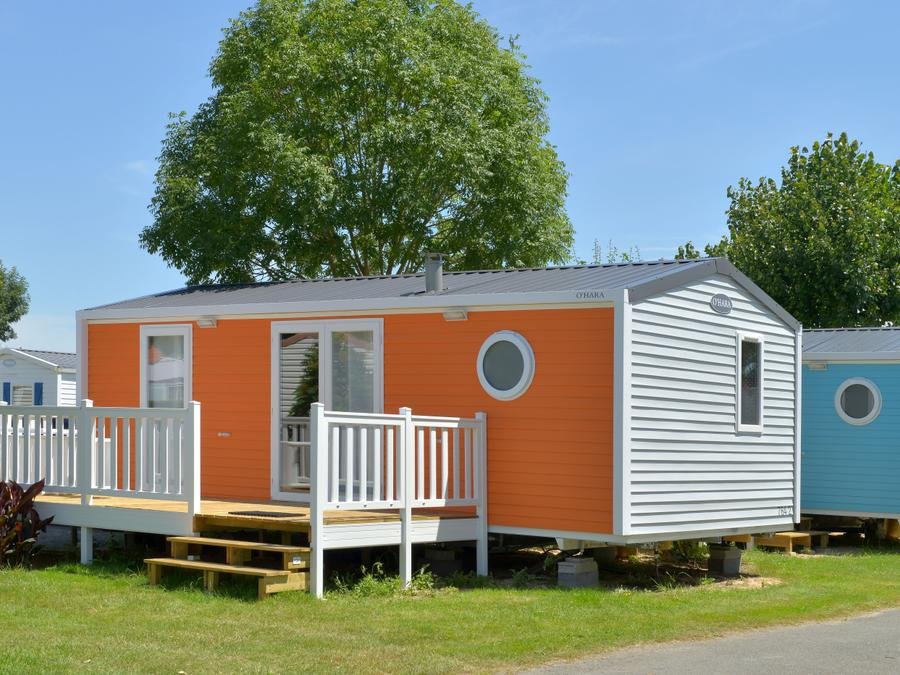 Camping Pas Cher vous présente avec son site Officiel campingpascher.fr, le Camping Sunêlia Les Places Dorées classé 5 étoiles, situé sur la commune de Saint Jean De Monts dans le département Vendée (Pays De La Loire) en France. Le camping Sunêlia Les Places Dorées, vous présente un hébergement de type mobil-home de 30 m² et télévision. Le camping Sunêlia Les Places Dorées vous propose du dimanche 07 juin au dimanche 14 juin 2026, en promotion à -28% pour 7 nuits à 280 € au lieu de 392,0 € soit une Économie de 112 €. Cette location propose 36 dates différentes pour réserver votre séjour. Découvrez également les 22 autres gammes d'hébergements du camping. Les Avis clients pour le Camping Sunêlia Les Places Dorées sont excellents avec une note moyenne de 8 sur 10. Parc aquatique, Piscine couverte, Piscine extérieure, Animations familiales, Club ados, Club enfants, Aire de jeux enfants, Baby-foot, Centre équestre, Court de tennis, Cyclisme, Golf, Jet-ski, Paddle, Ping-pong, Piscine, Pétanque, Randonnée, Salle de fitness, Sports nautiques, Terrain de beach-volley, Terrain multisports, Bar, Bureau de tabac, Dépôt de pain, Plats à emporter, Restaurant, Snack/Bar, Station-service, Supermarché, Épicerie,... En savoir plus : cliquez-ICI.