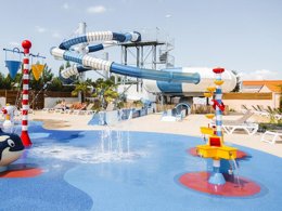 Camping Pas Cher vous présente avec son site Officiel campingpascher.fr, le Camping Sunêlia Les Places Dorées classé 5 étoiles, situé sur la commune de Saint Jean De Monts dans le département Vendée (Pays De La Loire) en France. Le camping Sunêlia Les Places Dorées vous propose un hébergement de type mobil-home de 40 m² pour 5 personnes avec climatisation (télévision). L'établissement vous propose 22 autres types d'hébergements. Découvrez tous nos séjours à petits prix dans la commune et aux alentours de Saint Jean De Monts du département : Vendée (Pays De La Loire). Les Avis clients pour le Camping Sunêlia Les Places Dorées sont excellents avec une note moyenne de 8 sur 10. Parc aquatique, Piscine couverte, Piscine extérieure, Animations familiales, Club ados, Club enfants, Aire de jeux enfants, Baby-foot, Centre équestre, Court de tennis, Cyclisme, Golf, Jet-ski, Paddle, Ping-pong, Piscine, Pétanque, Randonnée, Salle de fitness, Sports nautiques, Terrain de beach-volley, Terrain multisports, Bar, Bureau de tabac, Dépôt de pain, Plats à emporter, Restaurant, Snack/Bar, Station-service, Supermarché, Épicerie,... En savoir plus : cliquez-ICI.
