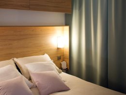 Camping Pas Cher vous présente avec son site Officiel campingpascher.fr, le Camping Sunêlia Les Places Dorées classé 5 étoiles, situé sur la commune de Saint Jean De Monts dans le département Vendée (Pays De La Loire) en France. Le camping Sunêlia Les Places Dorées, vous présente un hébergement de type mobil-home de 30 m² pour 5 personnes et télévision. Le camping Sunêlia Les Places Dorées vous propose du vendredi 01 mai au vendredi 08 mai 2026, en promotion à -28% pour 7 nuits à 315 € au lieu de 441,0 € soit une Économie de 126 €. Cette location propose 75 dates différentes pour réserver votre séjour. Découvrez également les 22 autres gammes d'hébergements du camping. Les Avis clients pour le Camping Sunêlia Les Places Dorées sont excellents avec une note moyenne de 8 sur 10. Parc aquatique, Piscine couverte, Piscine extérieure, Animations familiales, Club ados, Club enfants, Aire de jeux enfants, Baby-foot, Centre équestre, Court de tennis, Cyclisme, Golf, Jet-ski, Paddle, Ping-pong, Piscine, Pétanque, Randonnée, Salle de fitness, Sports nautiques, Terrain de beach-volley, Terrain multisports, Bar, Bureau de tabac, Dépôt de pain, Plats à emporter, Restaurant, Snack/Bar, Station-service, Supermarché, Épicerie,... En savoir plus : cliquez-ICI.