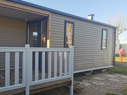 Camping Pas Cher vous présente avec son site Officiel campingpascher.fr, le Camping Sunêlia Les Places Dorées classé 5 étoiles, situé sur la commune de Saint Jean De Monts dans le département Vendée (Pays De La Loire) en France. Le camping Sunêlia Les Places Dorées, vous présente un hébergement de type mobil-home de 20 m² pour 4 personnes et télévision. Le camping Sunêlia Les Places Dorées vous propose du vendredi 01 mai au vendredi 08 mai 2026, en promotion à -28% pour 7 nuits à 210 € au lieu de 294,0 € soit une Économie de 84 €. Cette location propose 76 dates différentes pour réserver votre séjour. Découvrez également les 22 autres gammes d'hébergements du camping. Les Avis clients pour le Camping Sunêlia Les Places Dorées sont excellents avec une note moyenne de 8 sur 10. Parc aquatique, Piscine couverte, Piscine extérieure, Animations familiales, Club ados, Club enfants, Aire de jeux enfants, Baby-foot, Centre équestre, Court de tennis, Cyclisme, Golf, Jet-ski, Paddle, Ping-pong, Piscine, Pétanque, Randonnée, Salle de fitness, Sports nautiques, Terrain de beach-volley, Terrain multisports, Bar, Bureau de tabac, Dépôt de pain, Plats à emporter, Restaurant, Snack/Bar, Station-service, Supermarché, Épicerie,... En savoir plus : cliquez-ICI.