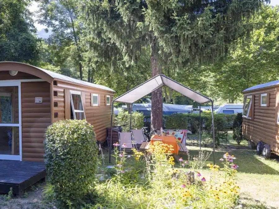 Camping Pas Cher vous présente avec son site Officiel campingpascher.fr, le Camping À La Rencontre Du Soleil classé 5 étoiles, situé sur la commune de Le Bourg D'oisans dans le département Isère (Rhône Alpes) en France. Le camping À La Rencontre Du Soleil, vous présente un hébergement de type hébergement insolite de 17 m² pour 2 personnes. Le camping À La Rencontre Du Soleil vous propose du sam. 22 août au sam. 29 août 2026, en promotion à -10% pour 7 nuits à 434,70 € au lieu de 483,0 € soit une Économie de 48,30 €. Cette location propose 31 dates différentes pour réserver votre séjour. Découvrez également les 6 autres gammes d'hébergements du camping. Les Avis clients pour le Camping À La Rencontre Du Soleil sont excellents avec une note moyenne de 9 sur 10. Lac, Piscine chauffée, Piscine couverte, Animations familiales, Club enfants, Aire de jeux enfants, Court de tennis, Cyclisme, Randonnée, Terrain de football, Terrain multisports, Bar, Dépôt de pain, Pizzeria, Restaurant,... En savoir plus : cliquez-ICI.