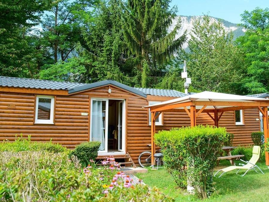 Camping Pas Cher vous présente avec son site Officiel campingpascher.fr, le Camping À La Rencontre Du Soleil classé 4 étoiles, situé sur la commune de Le Bourg D'oisans dans le département Isère (Rhône Alpes) en France. Le camping À La Rencontre Du Soleil, vous présente un hébergement de type mobil-home de 26 m² pour 2 personnes. Le camping À La Rencontre Du Soleil vous propose du dimanche 09 août au dimanche 16 août 2026, en promotion à -10% pour 7 nuits à 1101,60 € au lieu de 1224,0 € soit une Économie de 122,40 €. Cette location propose 40 dates différentes pour réserver votre séjour. Découvrez également les 6 autres gammes d'hébergements du camping. Les Avis clients pour le Camping À La Rencontre Du Soleil sont excellents avec une note moyenne de 9 sur 10. Lac, Piscine chauffée, Piscine couverte, Animations familiales, Club enfants, Aire de jeux enfants, Court de tennis, Cyclisme, Randonnée, Terrain de football, Terrain multisports, Bar, Dépôt de pain, Pizzeria, Restaurant,... En savoir plus : cliquez-ICI.
