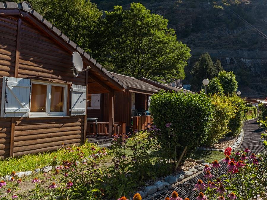 Camping Pas Cher vous présente avec son site Officiel campingpascher.fr, le Camping À La Rencontre Du Soleil classé 4 étoiles, situé sur la commune de Le Bourg D'oisans dans le département Isère (Rhône Alpes) en France. Le camping À La Rencontre Du Soleil vous propose un hébergement de type chalet de 35 m² pour 2 personnes (télévision). L'établissement vous propose 8 autres types d'hébergements. Découvrez tous nos séjours à petits prix dans la commune et aux alentours de Le Bourg D'oisans du département : Isère (Rhône Alpes). Les Avis clients pour le Camping À La Rencontre Du Soleil sont excellents avec une note moyenne de 9 sur 10. Lac, Piscine chauffée, Piscine couverte, Animations familiales, Club enfants, Aire de jeux enfants, Court de tennis, Cyclisme, Randonnée, Terrain de football, Terrain multisports, Bar, Dépôt de pain, Pizzeria, Restaurant,... En savoir plus : cliquez-ICI.