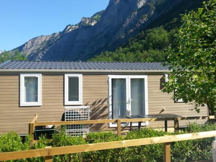 Camping Pas Cher vous présente avec son site Officiel campingpascher.fr, le Camping À La Rencontre Du Soleil classé 4 étoiles, situé sur la commune de Le Bourg D'oisans dans le département Isère (Rhône Alpes) en France. Le camping À La Rencontre Du Soleil, vous présente un hébergement de type mobil-home de 32 m² pour 2 personnes. Le camping À La Rencontre Du Soleil vous propose du dimanche 16 août au dimanche 23 août 2026, en promotion à -10% pour 7 nuits à 1023,30 € au lieu de 1137,0 € soit une Économie de 113,70 €. Cette location propose 34 dates différentes pour réserver votre séjour. Découvrez également les 6 autres gammes d'hébergements du camping. Les Avis clients pour le Camping À La Rencontre Du Soleil sont excellents avec une note moyenne de 9 sur 10. Lac, Piscine chauffée, Piscine couverte, Animations familiales, Club enfants, Aire de jeux enfants, Court de tennis, Cyclisme, Randonnée, Terrain de football, Terrain multisports, Bar, Dépôt de pain, Pizzeria, Restaurant,... En savoir plus : cliquez-ICI.