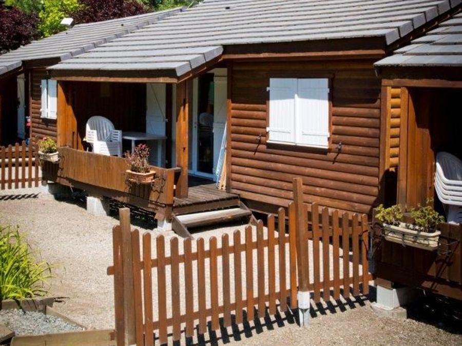 Camping Pas Cher vous présente avec son site Officiel campingpascher.fr, le Camping À La Rencontre Du Soleil classé 4 étoiles, situé sur la commune de Le Bourg D'oisans dans le département Isère (Rhône Alpes) en France. Le camping À La Rencontre Du Soleil, vous présente un hébergement de type chalet de 35 m² pour 2 personnes et télévision. Le camping À La Rencontre Du Soleil vous propose du sam. 11 juillet au sam. 18 juillet 2026, en promotion à -10% pour 7 nuits à 1083,60 € au lieu de 1204,0 € soit une Économie de 120,40 €. Cette location propose 62 dates différentes pour réserver votre séjour. Découvrez également les 6 autres gammes d'hébergements du camping. Les Avis clients pour le Camping À La Rencontre Du Soleil sont excellents avec une note moyenne de 9 sur 10. Lac, Piscine chauffée, Piscine couverte, Animations familiales, Club enfants, Aire de jeux enfants, Court de tennis, Cyclisme, Randonnée, Terrain de football, Terrain multisports, Bar, Dépôt de pain, Pizzeria, Restaurant,... En savoir plus : cliquez-ICI.