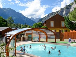 Camping Pas Cher vous présente avec son site Officiel campingpascher.fr, le Camping À La Rencontre Du Soleil classé 4 étoiles, situé sur la commune de Le Bourg D'oisans dans le département Isère (Rhône Alpes) en France. Le camping À La Rencontre Du Soleil, vous présente un hébergement de type mobil-home de 32 m² pour 2 personnes. Le camping À La Rencontre Du Soleil vous propose du sam. 19 septembre au sam. 26 septembre 2026 pour 7 nuits à 595€. Cette location propose 83 dates différentes pour réserver votre séjour. Découvrez également les 4 autres gammes d'hébergements du camping. Les Avis clients pour le Camping À La Rencontre Du Soleil sont excellents avec une note moyenne de 9 sur 10. Lac, Piscine chauffée, Piscine couverte, Animations familiales, Club enfants, Aire de jeux enfants, Court de tennis, Cyclisme, Randonnée, Terrain de football, Terrain multisports, Bar, Dépôt de pain, Pizzeria, Restaurant,... En savoir plus : cliquez-ICI.