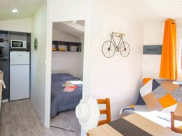 Camping Pas Cher vous présente avec son site Officiel campingpascher.fr, le Camping À La Rencontre Du Soleil classé 4 étoiles, situé sur la commune de Le Bourg D'oisans dans le département Isère (Rhône Alpes) en France. Le camping À La Rencontre Du Soleil, vous présente un hébergement de type mobil-home de 26 m² pour 2 personnes. Le camping À La Rencontre Du Soleil vous propose du sam. 19 septembre au sam. 26 septembre 2026 pour 7 nuits à 490€. Cette location propose 84 dates différentes pour réserver votre séjour. Découvrez également les 4 autres gammes d'hébergements du camping. Les Avis clients pour le Camping À La Rencontre Du Soleil sont excellents avec une note moyenne de 9 sur 10. Lac, Piscine chauffée, Piscine couverte, Animations familiales, Club enfants, Aire de jeux enfants, Court de tennis, Cyclisme, Randonnée, Terrain de football, Terrain multisports, Bar, Dépôt de pain, Pizzeria, Restaurant,... En savoir plus : cliquez-ICI.