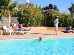 Camping Pas Cher vous présente avec son site Officiel campingpascher.fr, le Camping Le Hameau Des Cannisses classé 3 étoiles, situé sur la commune de Gruissan dans le département Aude (Languedoc Roussillon) en France. Le camping Le Hameau Des Cannisses, vous présente un hébergement de type bungalow de 18 m² pour 2 personnes avec climatisation. Le camping Le Hameau Des Cannisses vous propose du sam. 06 juin au sam. 13 juin 2026 pour 7 nuits à 280.5€. Cette location propose 72 dates différentes pour réserver votre séjour. Découvrez également les 2 autres gammes d'hébergements du camping. Les Avis clients pour le Camping Le Hameau Des Cannisses sont excellents avec une note moyenne de 8 sur 10. Piscine extérieure, Centre équestre, Cyclisme, Randonnée, Boulangerie, Épicerie,... En savoir plus : cliquez-ICI.