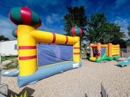 Camping Pas Cher vous présente avec son site Officiel campingpascher.fr, le Camping La Roche Percée classé 4 étoiles, situé sur la commune de Fouesnant dans le département Finistère (Bretagne) en France. Le camping La Roche Percée, vous présente un hébergement de type mobil-home de 37 m² et télévision. Le camping La Roche Percée vous propose du mercredi 01 avril au mercredi 08 avril 2026, en promotion à -10% pour 7 nuits à 400,50 € au lieu de 445,0 € soit une Économie de 44,50 €. Cette location propose 109 dates différentes pour réserver votre séjour. Découvrez également les 7 autres gammes d'hébergements du camping. Les Avis clients pour le Camping La Roche Percée sont excellents avec une note moyenne de 8 sur 10. Piscine couverte, Piscine extérieure, Animation ados, Animations familiales, Club enfants, Aire de jeux enfants, Canoë-kayak, Centre équestre, Court de tennis, Cyclisme, Golf, Ping-pong, Piscine, Plongée, Pétanque, Randonnée, Terrain multisports, Bar, Dépôt de pain, Plats à emporter, Épicerie,... En savoir plus : cliquez-ICI.