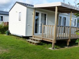 Camping Pas Cher vous présente avec son site Officiel campingpascher.fr, le Camping La Roche Percée classé 4 étoiles, situé sur la commune de Fouesnant dans le département Finistère (Bretagne) en France. Le camping La Roche Percée, vous présente un hébergement de type mobil-home de 30 m² pour 1 personne et télévision. Le camping La Roche Percée vous proposeun séjour PAS CHER avec une REMISEdu sam. 30 mai au sam. 06 juin 2026, en promotion à -46% pour 7 nuits à 209 € au lieu de 390,0 € soit une Économie de 181 €. Cette location propose 25 dates différentes pour réserver votre séjour. Découvrez également les 7 autres gammes d'hébergements du camping. Les Avis clients pour le Camping La Roche Percée sont excellents avec une note moyenne de 8 sur 10. Piscine couverte, Piscine extérieure, Animation ados, Animations familiales, Club enfants, Aire de jeux enfants, Canoë-kayak, Centre équestre, Court de tennis, Cyclisme, Golf, Ping-pong, Piscine, Plongée, Pétanque, Randonnée, Terrain multisports, Bar, Dépôt de pain, Plats à emporter, Épicerie,... En savoir plus : cliquez-ICI.