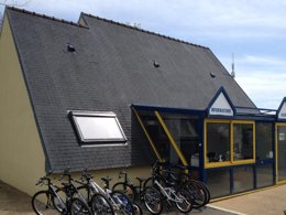 Camping Pas Cher vous présente avec son site Officiel campingpascher.fr, le Camping La Roche Percée classé 4 étoiles, situé sur la commune de Fouesnant dans le département Finistère (Bretagne) en France. Le camping La Roche Percée, vous présente un hébergement de type mobil-home de 30 m² pour 5 personnes et télévision. Le camping La Roche Percée vous propose du mercredi 01 avril au mercredi 08 avril 2026, en promotion à -10% pour 7 nuits à 351 € au lieu de 390,0 € soit une Économie de 39 €. Cette location propose 109 dates différentes pour réserver votre séjour. Découvrez également les 7 autres gammes d'hébergements du camping. Les Avis clients pour le Camping La Roche Percée sont excellents avec une note moyenne de 8 sur 10. Piscine couverte, Piscine extérieure, Animation ados, Animations familiales, Club enfants, Aire de jeux enfants, Canoë-kayak, Centre équestre, Court de tennis, Cyclisme, Golf, Ping-pong, Piscine, Plongée, Pétanque, Randonnée, Terrain multisports, Bar, Dépôt de pain, Plats à emporter, Épicerie,... En savoir plus : cliquez-ICI.