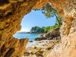 Camping Pas Cher vous présente avec son site Officiel campingpascher.fr, le Camping La Roche Percée classé 4 étoiles, situé sur la commune de Fouesnant dans le département Finistère (Bretagne) en France. Le camping La Roche Percée, vous présente un hébergement de type mobil-home de 30 m² pour 1 personne et télévision. Le camping La Roche Percée vous proposeun séjour PAS CHER avec une REMISEdu sam. 30 mai au sam. 06 juin 2026, en promotion à -46% pour 7 nuits à 209 € au lieu de 390,0 € soit une Économie de 181 €. Cette location propose 25 dates différentes pour réserver votre séjour. Découvrez également les 7 autres gammes d'hébergements du camping. Les Avis clients pour le Camping La Roche Percée sont excellents avec une note moyenne de 8 sur 10. Piscine couverte, Piscine extérieure, Animation ados, Animations familiales, Club enfants, Aire de jeux enfants, Canoë-kayak, Centre équestre, Court de tennis, Cyclisme, Golf, Ping-pong, Piscine, Plongée, Pétanque, Randonnée, Terrain multisports, Bar, Dépôt de pain, Plats à emporter, Épicerie,... En savoir plus : cliquez-ICI.