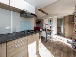 Camping Pas Cher vous présente avec son site Officiel campingpascher.fr, le Camping La Roche Percée classé 4 étoiles, situé sur la commune de Fouesnant dans le département Finistère (Bretagne) en France. Le camping La Roche Percée, vous présente un hébergement de type mobil-home de 30 m² pour 5 personnes et télévision. Le camping La Roche Percée vous propose du mercredi 01 avril au mercredi 08 avril 2026, en promotion à -10% pour 7 nuits à 351 € au lieu de 390,0 € soit une Économie de 39 €. Cette location propose 109 dates différentes pour réserver votre séjour. Découvrez également les 7 autres gammes d'hébergements du camping. Les Avis clients pour le Camping La Roche Percée sont excellents avec une note moyenne de 8 sur 10. Piscine couverte, Piscine extérieure, Animation ados, Animations familiales, Club enfants, Aire de jeux enfants, Canoë-kayak, Centre équestre, Court de tennis, Cyclisme, Golf, Ping-pong, Piscine, Plongée, Pétanque, Randonnée, Terrain multisports, Bar, Dépôt de pain, Plats à emporter, Épicerie,... En savoir plus : cliquez-ICI.