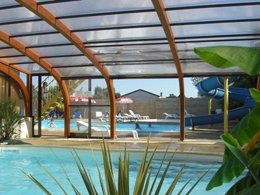 Camping Pas Cher vous présente avec son site Officiel campingpascher.fr, le Camping La Roche Percée classé 4 étoiles, situé sur la commune de Fouesnant dans le département Finistère (Bretagne) en France. Le camping La Roche Percée, vous présente un hébergement de type mobil-home de 26 m² pour 4 personnes et télévision. Le camping La Roche Percée vous propose du mercredi 01 avril au mercredi 08 avril 2026, en promotion à -10% pour 7 nuits à 351 € au lieu de 390,0 € soit une Économie de 39 €. Cette location propose 109 dates différentes pour réserver votre séjour. Découvrez également les 7 autres gammes d'hébergements du camping. Les Avis clients pour le Camping La Roche Percée sont excellents avec une note moyenne de 8 sur 10. Piscine couverte, Piscine extérieure, Animation ados, Animations familiales, Club enfants, Aire de jeux enfants, Canoë-kayak, Centre équestre, Court de tennis, Cyclisme, Golf, Ping-pong, Piscine, Plongée, Pétanque, Randonnée, Terrain multisports, Bar, Dépôt de pain, Plats à emporter, Épicerie,... En savoir plus : cliquez-ICI.