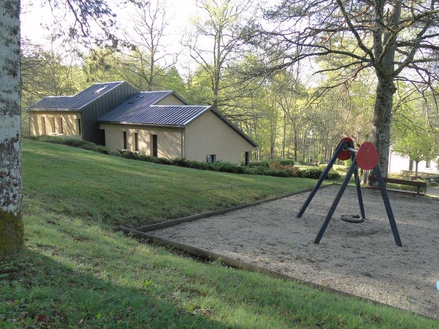 Camping Pas Cher vous présente avec son site Officiel campingpascher.fr, le Camping Domaine Du Lac De Soursac, situé sur la commune de Soursac dans le département Corrèze (Limousin) en France. Le camping Domaine Du Lac De Soursac vous propose un hébergement de type maison de campagne de 30 m² pour 2 personnes (télévision). L'établissement vous propose 6 autres types d'hébergements. Découvrez tous nos séjours à petits prix dans la commune et aux alentours de Soursac du département : Corrèze (Limousin). Les Avis clients pour le Camping Domaine Du Lac De Soursac sont excellents avec une note moyenne de 8 sur 10. Club enfants, Aire de jeux enfants, Baby-foot, Canoë-kayak, Paddle, Ping-pong, Pétanque, Randonnée, Salle de fitness, Salle de jeux vidéo, Terrain de beach-volley, Bar, Dépôt de pain, Pizzeria, Snack/Bar, Épicerie,... En savoir plus : cliquez-ICI.