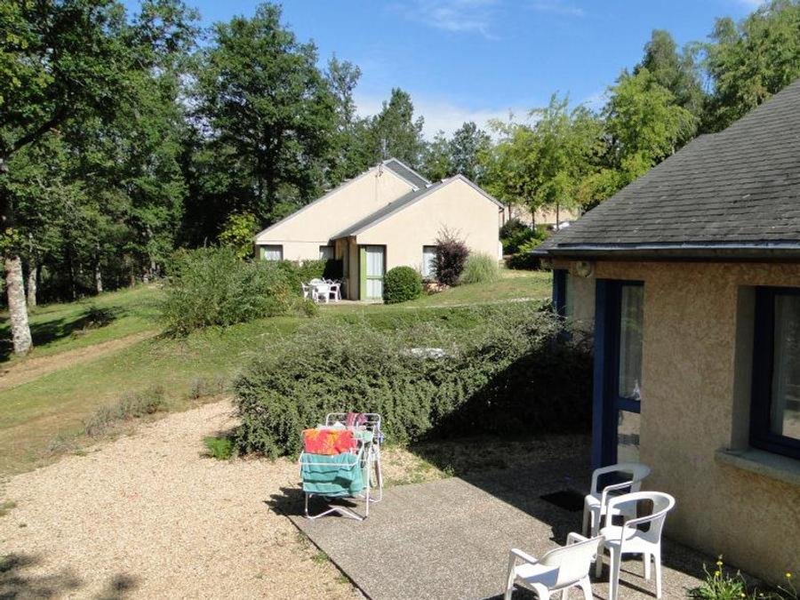 Camping Pas Cher vous présente avec son site Officiel campingpascher.fr, le Camping Domaine Du Lac De Soursac, situé sur la commune de Soursac dans le département Corrèze (Limousin) en France. Le camping Domaine Du Lac De Soursac vous propose un hébergement de type maison de campagne de 30 m² pour 4 personnes (télévision). L'établissement vous propose 6 autres types d'hébergements. Découvrez tous nos séjours à petits prix dans la commune et aux alentours de Soursac du département : Corrèze (Limousin). Les Avis clients pour le Camping Domaine Du Lac De Soursac sont excellents avec une note moyenne de 8 sur 10. Club enfants, Aire de jeux enfants, Baby-foot, Canoë-kayak, Paddle, Ping-pong, Pétanque, Randonnée, Salle de fitness, Salle de jeux vidéo, Terrain de beach-volley, Bar, Dépôt de pain, Pizzeria, Snack/Bar, Épicerie,... En savoir plus : cliquez-ICI.