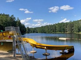 Camping Pas Cher vous présente avec son site Officiel campingpascher.fr, le Camping Domaine Du Lac De Soursac, situé sur la commune de Soursac dans le département Corrèze (Limousin) en France. Le camping Domaine Du Lac De Soursac vous propose un hébergement de type maison de campagne de 30 m² pour 2 personnes (télévision). L'établissement vous propose 6 autres types d'hébergements. Découvrez tous nos séjours à petits prix dans la commune et aux alentours de Soursac du département : Corrèze (Limousin). Les Avis clients pour le Camping Domaine Du Lac De Soursac sont excellents avec une note moyenne de 8 sur 10. Club enfants, Aire de jeux enfants, Baby-foot, Canoë-kayak, Paddle, Ping-pong, Pétanque, Randonnée, Salle de fitness, Salle de jeux vidéo, Terrain de beach-volley, Bar, Dépôt de pain, Pizzeria, Snack/Bar, Épicerie,... En savoir plus : cliquez-ICI.