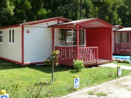 Camping Pas Cher vous présente avec son site Officiel campingpascher.fr, le Camping Caminha classé 3 étoiles, situé sur la commune de Caminha dans le département Nord Du Portugal (Nord Du Portugal) au Portugal. Le camping Caminha vous propose un hébergement de type bungalow de 26 m² pour 1 personne (télévision). L'établissement vous propose 3 autres types d'hébergements. Découvrez tous nos séjours à petits prix dans la commune et aux alentours de Caminha du département : Nord Du Portugal (Nord Du Portugal). Aire de jeux enfants, Canoë-kayak, Centre équestre, Cyclisme, Golf, Ping-pong, Planche à voile, Surf, Bar, Plats à emporter, Snack/Bar, Supermarché,... En savoir plus : cliquez-ICI.