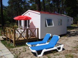 Camping Pas Cher vous présente avec son site Officiel campingpascher.fr, le Camping Caminha classé 3 étoiles, situé sur la commune de Caminha dans le département Nord Du Portugal (Nord Du Portugal) au Portugal. Le camping Caminha, vous présente un hébergement de type mobil-home de 17 m² et télévision. Le camping Caminha vous propose du sam. 13 décembre au sam. 20 décembre 2025 avec un DÉPART DEMAIN pour 7 nuits à 448€. Cette location propose 13 dates différentes pour réserver votre séjour. Découvrez également les 3 autres gammes d'hébergements du camping. Aire de jeux enfants, Canoë-kayak, Centre équestre, Cyclisme, Golf, Ping-pong, Planche à voile, Surf, Bar, Plats à emporter, Snack/Bar, Supermarché,... En savoir plus : cliquez-ICI.