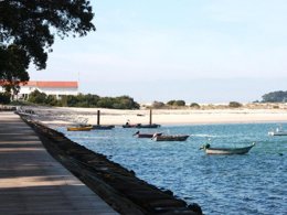 Camping Pas Cher vous présente avec son site Officiel campingpascher.fr, le Camping Caminha classé 3 étoiles, situé sur la commune de Caminha dans le département Nord Du Portugal (Nord Du Portugal) au Portugal. Le camping Caminha vous propose un hébergement de type bungalow de 26 m² pour 1 personne (télévision). L'établissement vous propose 3 autres types d'hébergements. Découvrez tous nos séjours à petits prix dans la commune et aux alentours de Caminha du département : Nord Du Portugal (Nord Du Portugal). Aire de jeux enfants, Canoë-kayak, Centre équestre, Cyclisme, Golf, Ping-pong, Planche à voile, Surf, Bar, Plats à emporter, Snack/Bar, Supermarché,... En savoir plus : cliquez-ICI.