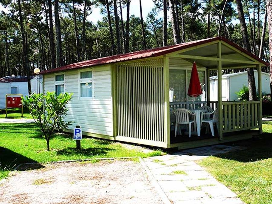 Camping Pas Cher vous présente avec son site Officiel campingpascher.fr, le Camping Gala classé 3 étoiles, situé sur la commune de Figueira Da Foz dans le département Centre Du Portugal (Centre Du Portugal) au Portugal. Le camping Gala, vous présente un hébergement de type bungalow de 21 m² et télévision. Le camping Gala vous propose du vendredi 30 octobre au vendredi 06 novembre 2026 pour 7 nuits à 413€. Cette location propose 195 dates différentes pour réserver votre séjour. Découvrez également les 4 autres gammes d'hébergements du camping. Les Avis clients pour le Camping Gala sont de 7 sur 10. MerRivière, Piscine extérieure, Animations familiales, Aire de jeux enfants, Canoë-kayak, Court de tennis, Cyclisme, Golf, Parcours sportif, Ping-pong, Planche à voile, Plongée, Salle de jeux vidéo, Surf, Voile, Bar, Dépôt de pain, Snack/Bar, Épicerie,... En savoir plus : cliquez-ICI.